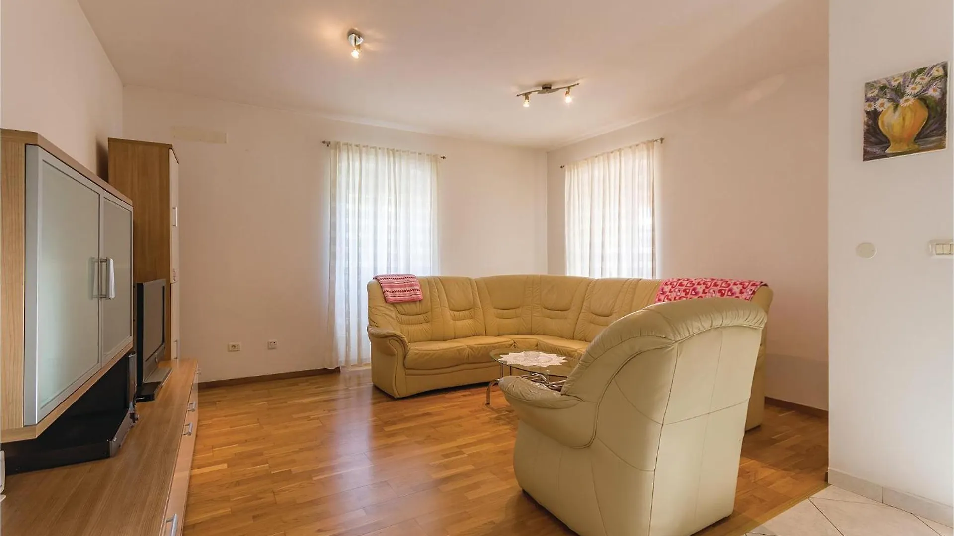 Beautiful Home In Plomin With Kitchen 0*,