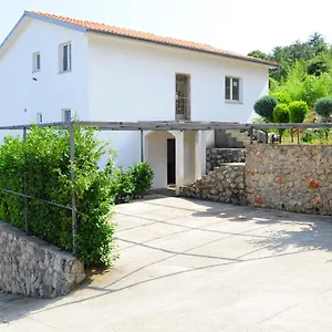 Apartment Poseidon, Plomin